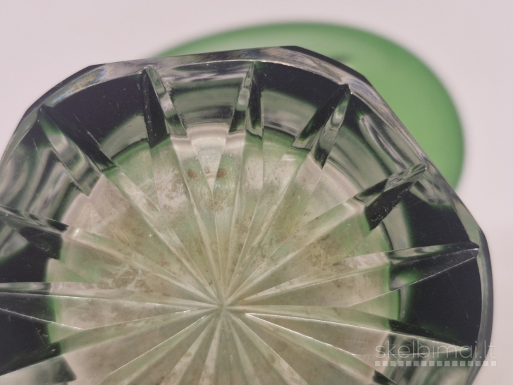 Žalia pjauto stiklo / kristalo vaza ~ 16,5cm.