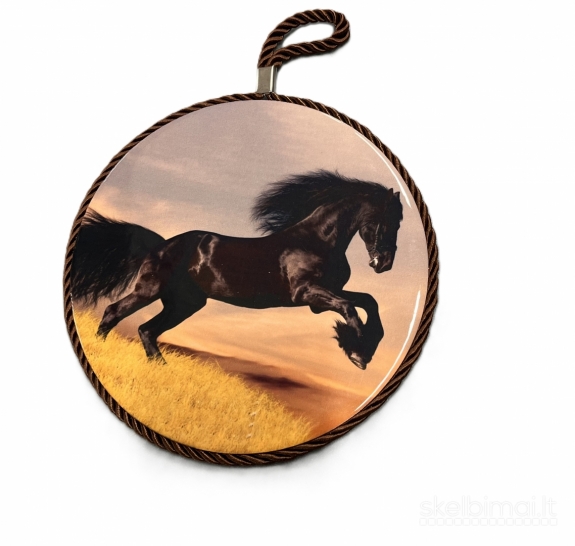 Suvenyrai su 2026 metų simbolika