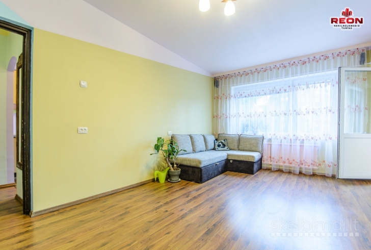 ERDVUS, ŠVIESUS, TVARKINGAS 3 IZOLIUOTŲ KAMBARIŲ BUTAS ŠEŠKINĖJE!