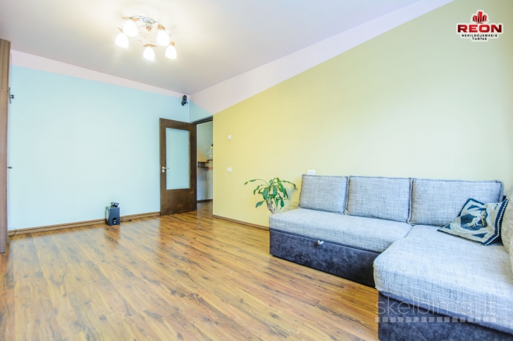 ERDVUS, ŠVIESUS, TVARKINGAS 3 IZOLIUOTŲ KAMBARIŲ BUTAS ŠEŠKINĖJE!