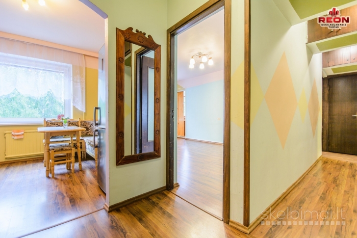 ERDVUS, ŠVIESUS, TVARKINGAS 3 IZOLIUOTŲ KAMBARIŲ BUTAS ŠEŠKINĖJE!