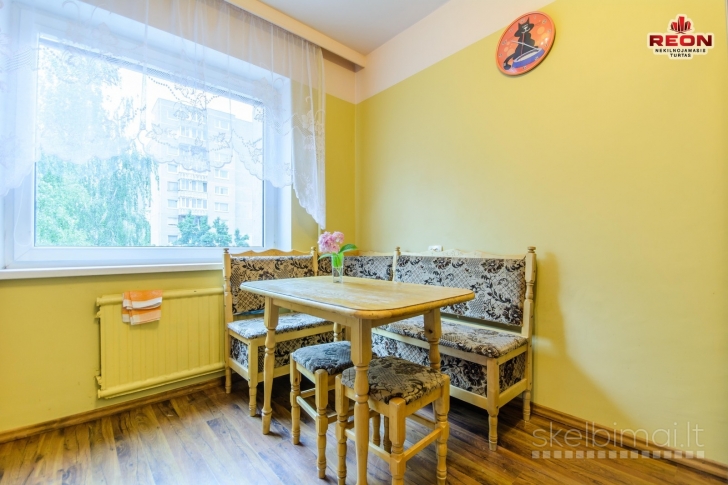 ERDVUS, ŠVIESUS, TVARKINGAS 3 IZOLIUOTŲ KAMBARIŲ BUTAS ŠEŠKINĖJE!