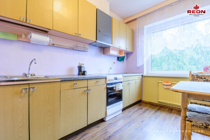 ERDVUS, ŠVIESUS, TVARKINGAS 3 IZOLIUOTŲ KAMBARIŲ BUTAS ŠEŠKINĖJE!