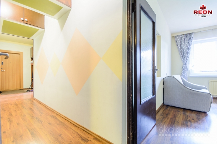 ERDVUS, ŠVIESUS, TVARKINGAS 3 IZOLIUOTŲ KAMBARIŲ BUTAS ŠEŠKINĖJE!