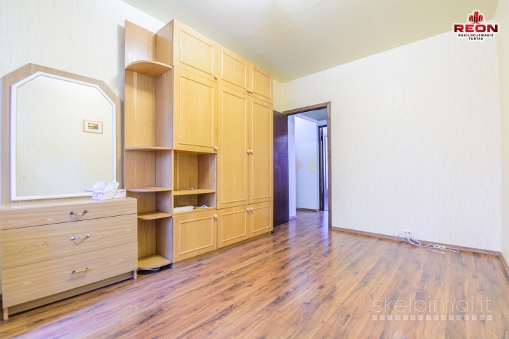 ERDVUS, ŠVIESUS, TVARKINGAS 3 IZOLIUOTŲ KAMBARIŲ BUTAS ŠEŠKINĖJE!