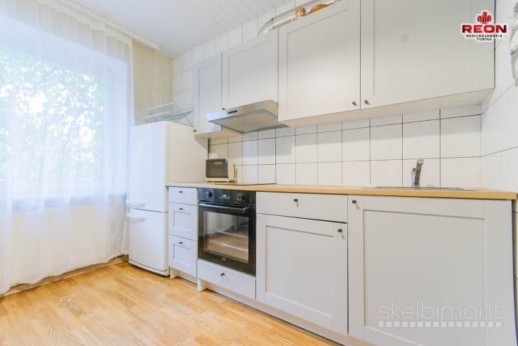 NUOMOJAMAS JAUKUS IR ŠILTAS 1 KAMBARIO 40 m² BUTAS ŠEŠKINĖJE, GELVONŲ GATV