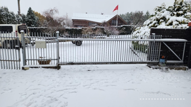 Parduodu tvora, vartus su stumdymo mehanizmu.