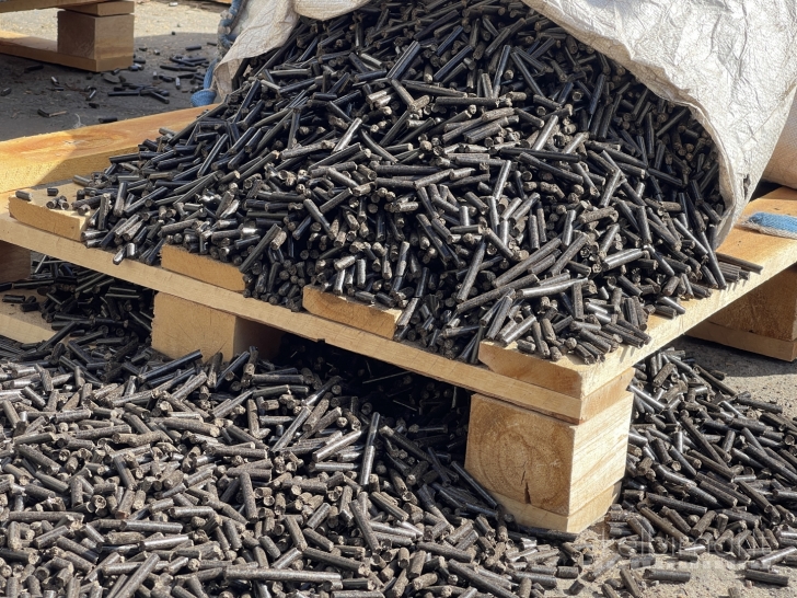 Granulės* Briketai *Anglis* Durpė