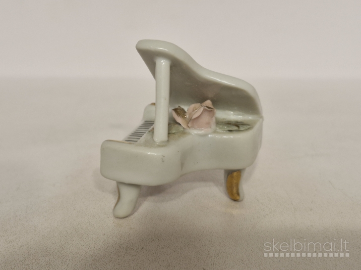 Porcelianinė fortepijono figūrelė Foreign apie 5,5cm.