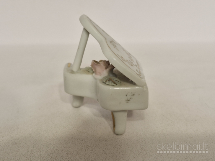 Porcelianinė fortepijono figūrelė Foreign apie 5,5cm.