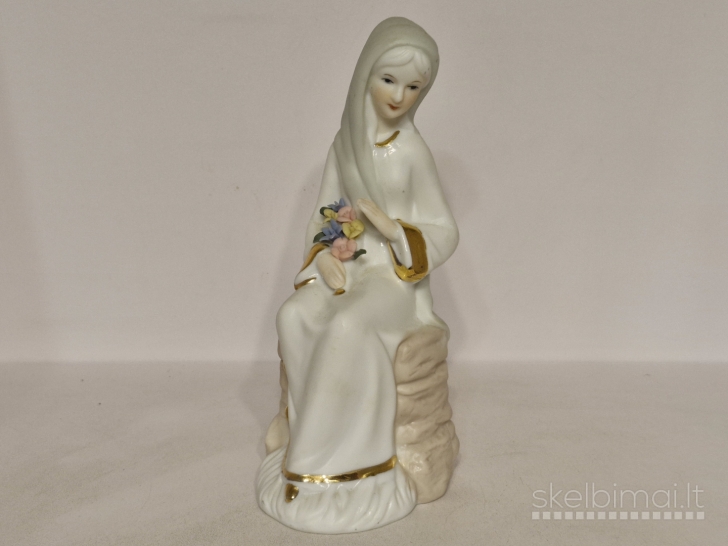 Porcelianinė figūrelė sėdinti moteris su gėlėmis ~ 19cm.