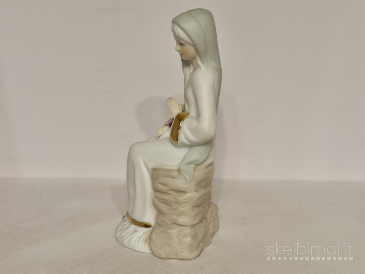 Porcelianinė figūrelė sėdinti moteris su gėlėmis ~ 19cm.
