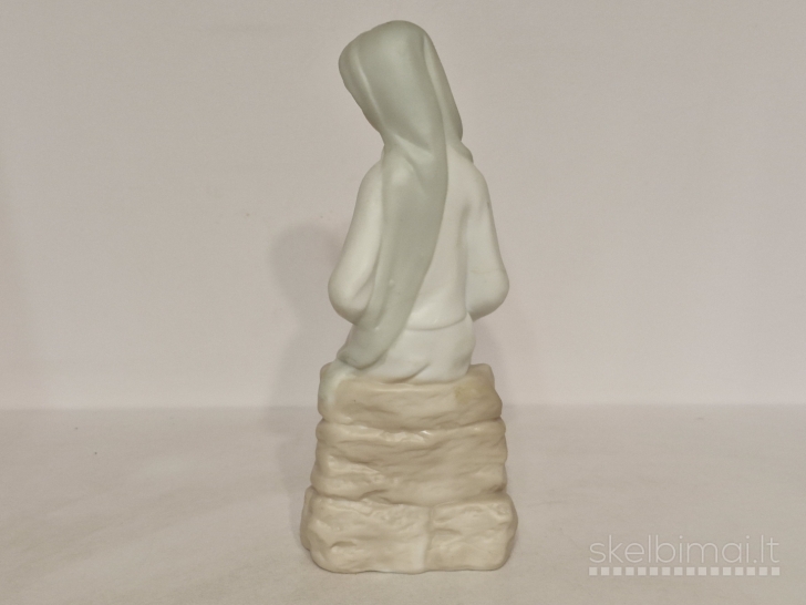 Porcelianinė figūrelė sėdinti moteris su gėlėmis ~ 19cm.