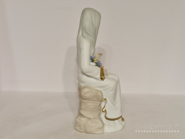 Porcelianinė figūrelė sėdinti moteris su gėlėmis ~ 19cm.