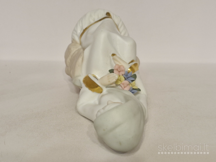 Porcelianinė figūrelė sėdinti moteris su gėlėmis ~ 19cm.