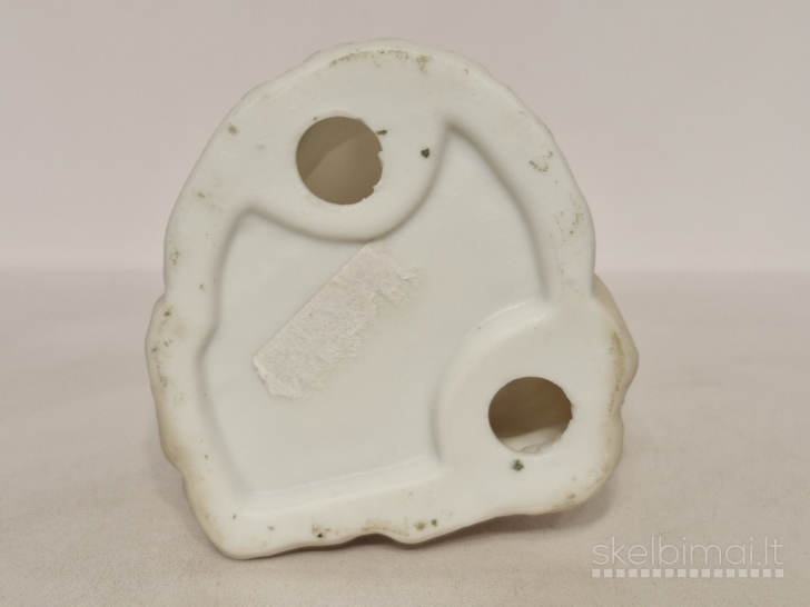 Porcelianinė figūrelė sėdinti moteris su gėlėmis ~ 19cm.