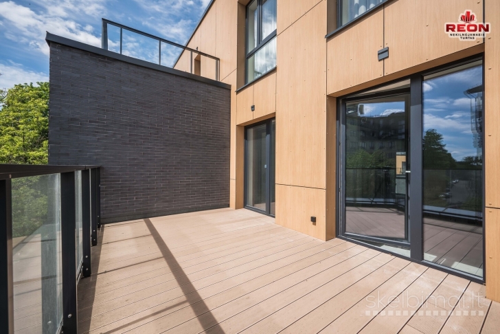 PARDUODAMAS IŠSKIRTINIS 4 KAMBARIŲ BUTAS SU DIDELE TERASA ŽVĖRYNE!