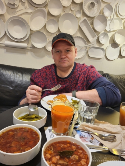 Vaikinas ieško merginos, su kuria galėtų kartu praleisti šventes.