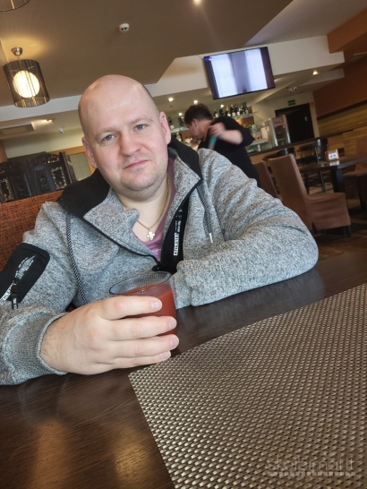 Vaikinas ieško merginos, su kuria galėtų kartu praleisti šventes.