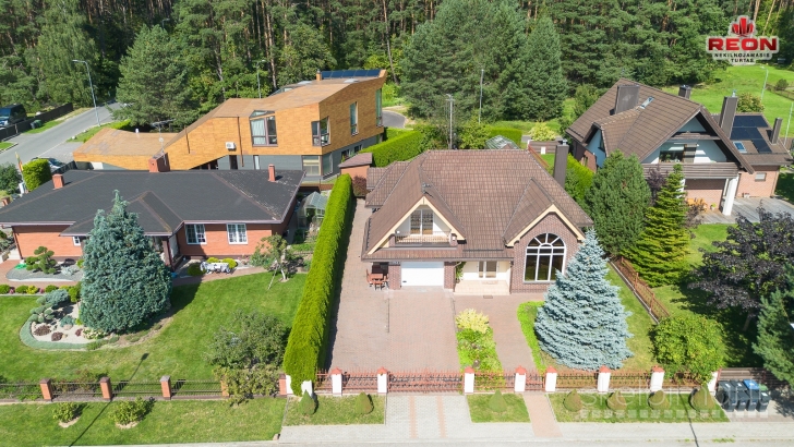 LABAI KOKYBIŠKAS VIENO AUKŠTO NAMAS SU MANSARDA, RŪSIU, DIDELIAME SKLYPE, ITI