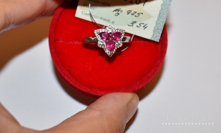 Naujas dizainerio ziedas su rubinais