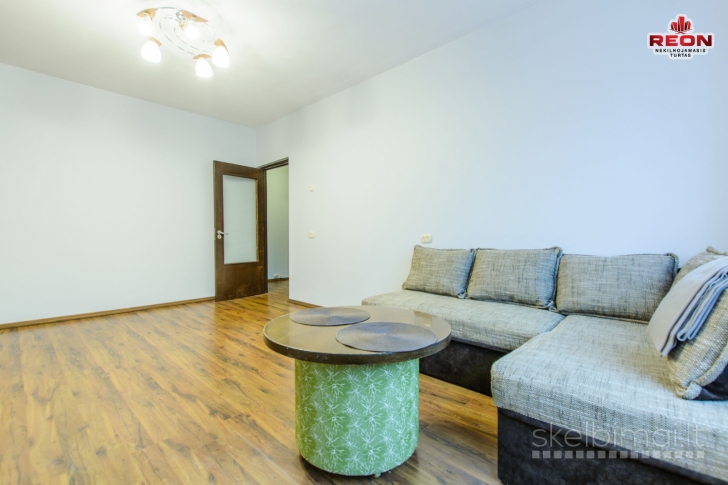 ERDVUS, ŠVIESUS, TVARKINGAS 3 IZOLIUOTŲ KAMBARIŲ BUTAS ŠEŠKINĖJE!