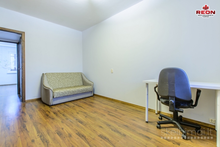 ERDVUS, ŠVIESUS, TVARKINGAS 3 IZOLIUOTŲ KAMBARIŲ BUTAS ŠEŠKINĖJE!