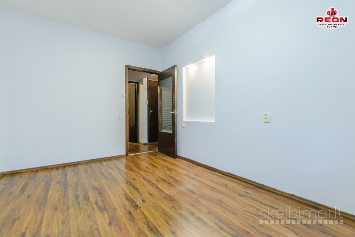 ERDVUS, ŠVIESUS, TVARKINGAS 3 IZOLIUOTŲ KAMBARIŲ BUTAS ŠEŠKINĖJE!