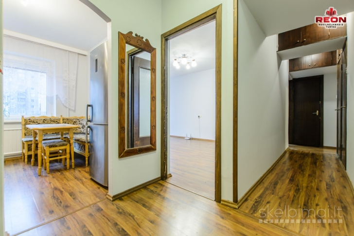 ERDVUS, ŠVIESUS, TVARKINGAS 3 IZOLIUOTŲ KAMBARIŲ BUTAS ŠEŠKINĖJE!