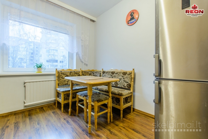 ERDVUS, ŠVIESUS, TVARKINGAS 3 IZOLIUOTŲ KAMBARIŲ BUTAS ŠEŠKINĖJE!