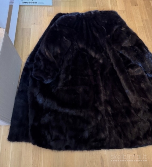 Ilgi juodi istisines audines kailiniai