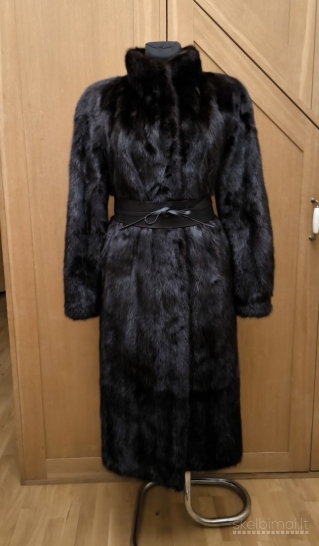 Ilgi juodi istisines audines kailiniai