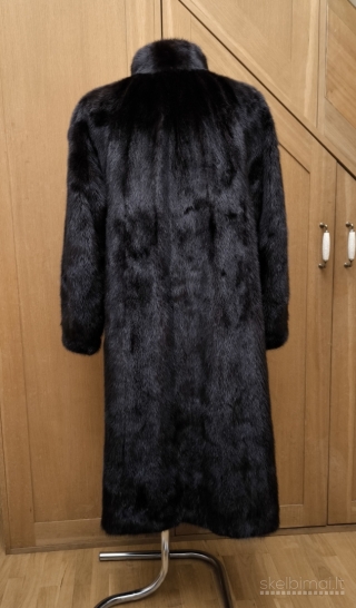 Ilgi juodi istisines audines kailiniai