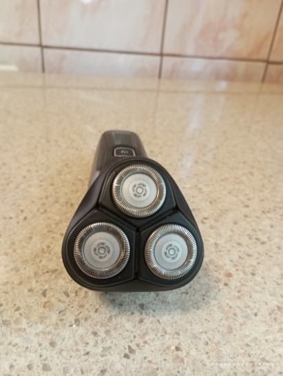 Naudota veikianti barzdaskutė Philips 1000