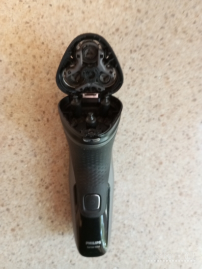 Naudota veikianti barzdaskutė Philips 1000