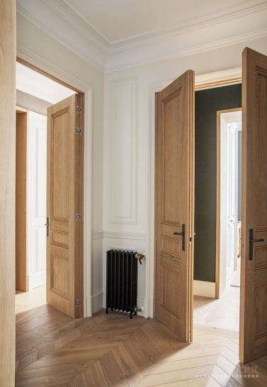 DURŲ RESTAURACIJA – MEDINIŲ IR MASYVO DURŲ ATNAUJINIMAS IKI PRADINIO GROŽIO