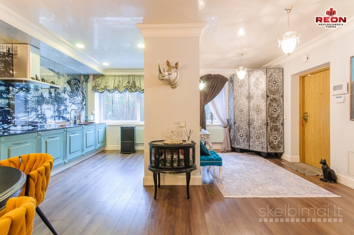 VISIŠKAI NAUJAI ĮRENGTAS 3 KAMBARIŲ BUTAS SU JACUZZI IR VIETA UŽDARAME KIEM