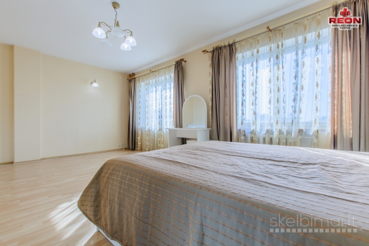 PUIKUS 4 KAMBARIŲ BUTAS PER 3 AUKŠTUS !!! ŠALIA EŽERŲ !!!!! SU TERASA, RŪS