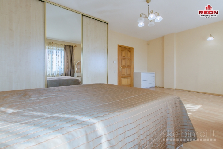 PUIKUS 4 KAMBARIŲ BUTAS PER 3 AUKŠTUS !!! ŠALIA EŽERŲ !!!!! SU TERASA, RŪS