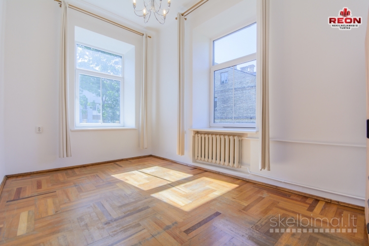 TVARKINGAS 4 KAMBARIŲ BUTAS SENAMIESTYJE!