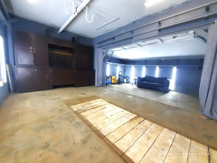 Garažo su autosalonų cheminio valymo įranga ir chill zona nuoma