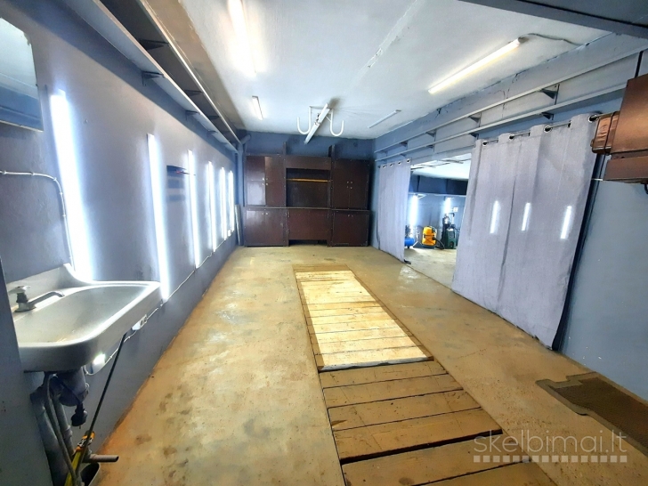 Garažo su autosalonų cheminio valymo įranga ir chill zona nuoma