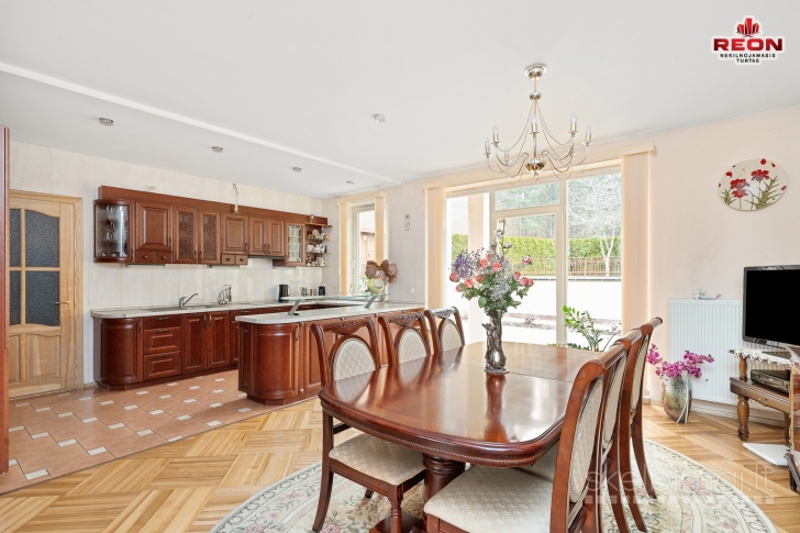 LABAI KOKYBIŠKAS VIENO AUKŠTO NAMAS SU MANSARDA, RŪSIU, DIDELIAME SKLYPE, ITI