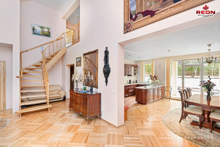 LABAI KOKYBIŠKAS VIENO AUKŠTO NAMAS SU MANSARDA, RŪSIU, DIDELIAME SKLYPE, ITI