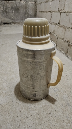 Vintažinis metalinis termosas