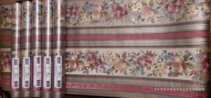 Plaunami klasikiniai tapetai su gėlių juostomis