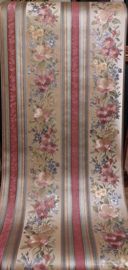 Plaunami klasikiniai tapetai su gėlių juostomis