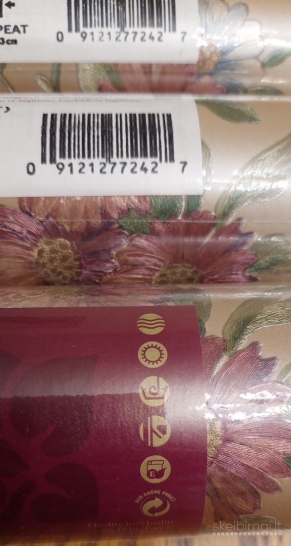 Plaunami klasikiniai tapetai su gėlių juostomis