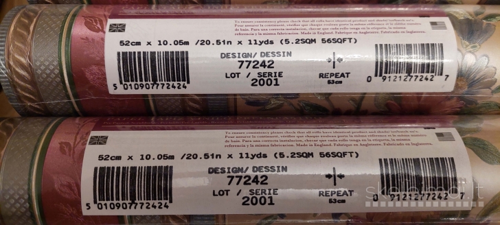 Plaunami klasikiniai tapetai su gėlių juostomis