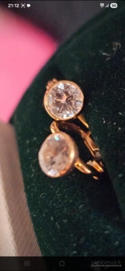 Auksiniai auskariukai